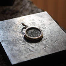 Charger l'image dans la galerie, Pendentif Romain Antique en Argent 925/1000 - Bijou Historique et Authentique