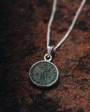 Charger l'image dans la galerie, Pendentif "Soli Invicto Comiti" – Création unique en argent et monnaie romaine (316 après J.C.)