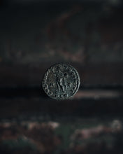 Charger l'image dans la galerie, Pendentif "Soli Invicto Comiti" – Création unique en argent et monnaie romaine (316 après J.C.)