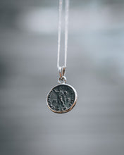 Charger l'image dans la galerie, Pendentif "Soli Invicto Comiti" – Création unique en argent et monnaie romaine (316 après J.C.)