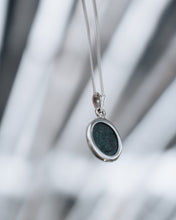 Charger l'image dans la galerie, Pendentif "Soli Invicto Comiti" – Création unique en argent et monnaie romaine (316 après J.C.)