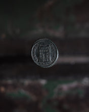 Charger l'image dans la galerie, Pendentif romain en argent – La Porte de Camp