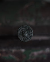 Charger l'image dans la galerie, Pendentif romain en argent – La Porte de Camp