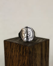 Charger l'image dans la galerie, La Chevalière Napoléon en argent.