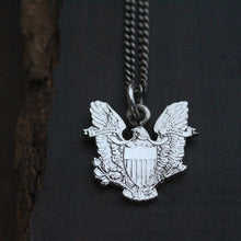 Charger l'image dans la galerie, Un Pendentif qui Incarne l'Esprit Américain : Découvrez notre Pendentif 'American Silver Eagle' en Argent