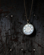 Charger l'image dans la galerie, Pendentif Japonais en argent avec une pièce de monnaie 50 Sen Phénix