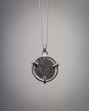 Charger l'image dans la galerie, Pendentif argent – Monnaie romaine de Constance II (340 ap. J.-C.)
