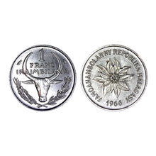 Charger l'image dans la galerie, Chevalière en argent avec une pièce de monnaie de Madagascar