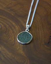 Charger l'image dans la galerie, Pendentif en argent – La Louve, Rome et les étoiles