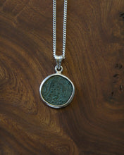 Charger l'image dans la galerie, Pendentif en argent – La Louve, Rome et les étoiles