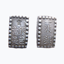 Charger l&#39;image dans la galerie, Pendentif JAPON en argent - Lingot monétiforme 1 shu.
