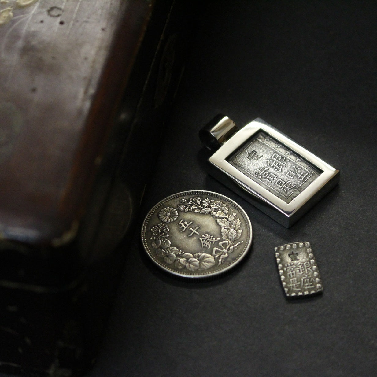 Lot De 2 Pièces De Monnaie Anciennes Ginza Tsuji Argent - Pendentif Collection Japon - Usées - Historique