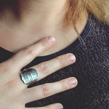 Charger l'image dans la galerie, Bague cintrée réalisée avec une pièce de monnaie - 10 cents des Bahamas