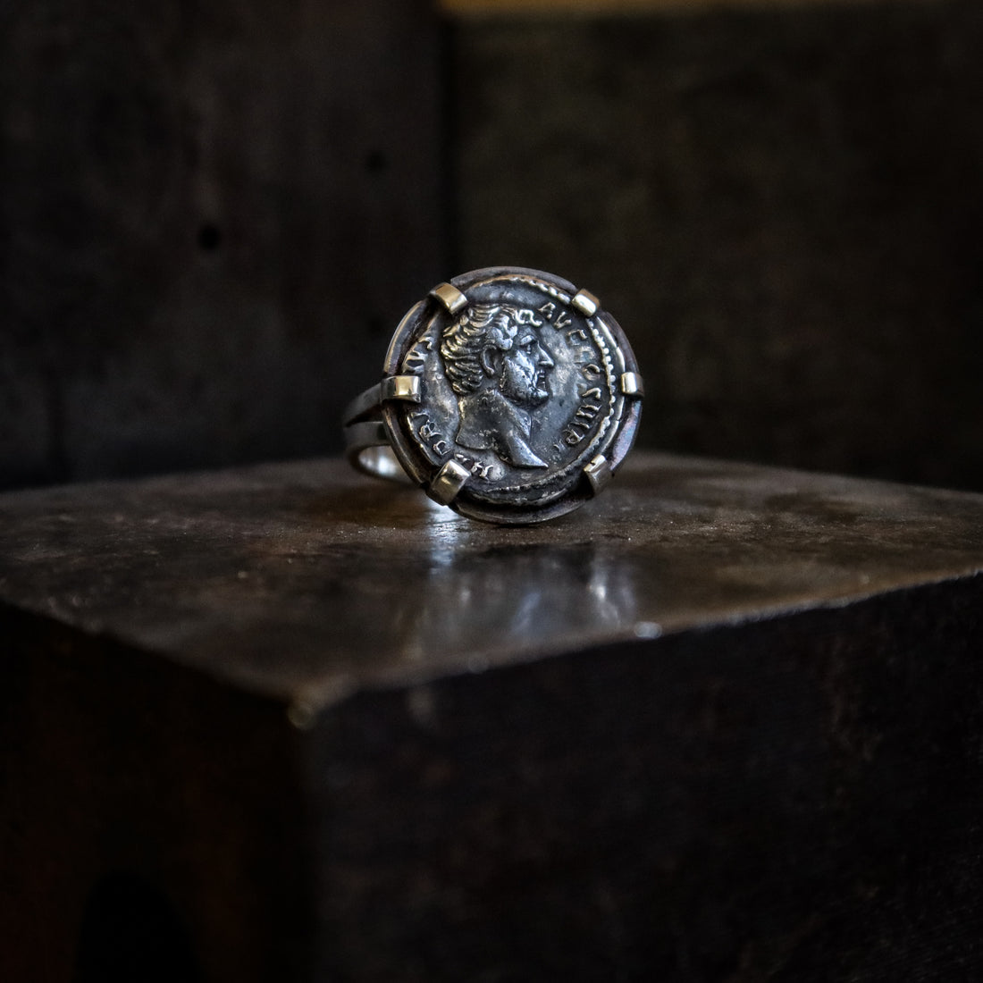 Bague réalisée avec un denier Romain en argent.