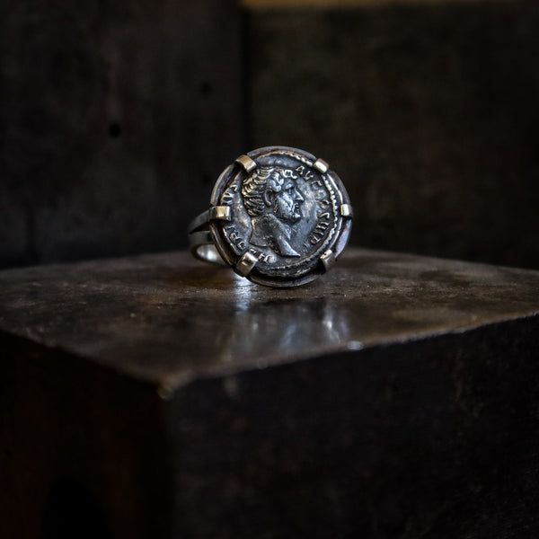 Bague réalisée avec un denier Romain en argent.