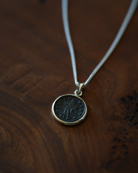 Soli Invicto – Un bijou solaire, un symbole de force tranquille