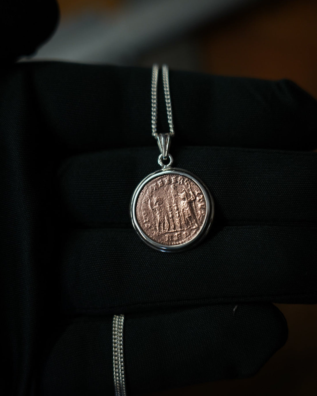Les gardiens de Rome : un pendentif réalisé à partir d'une véritable monnaie romaine