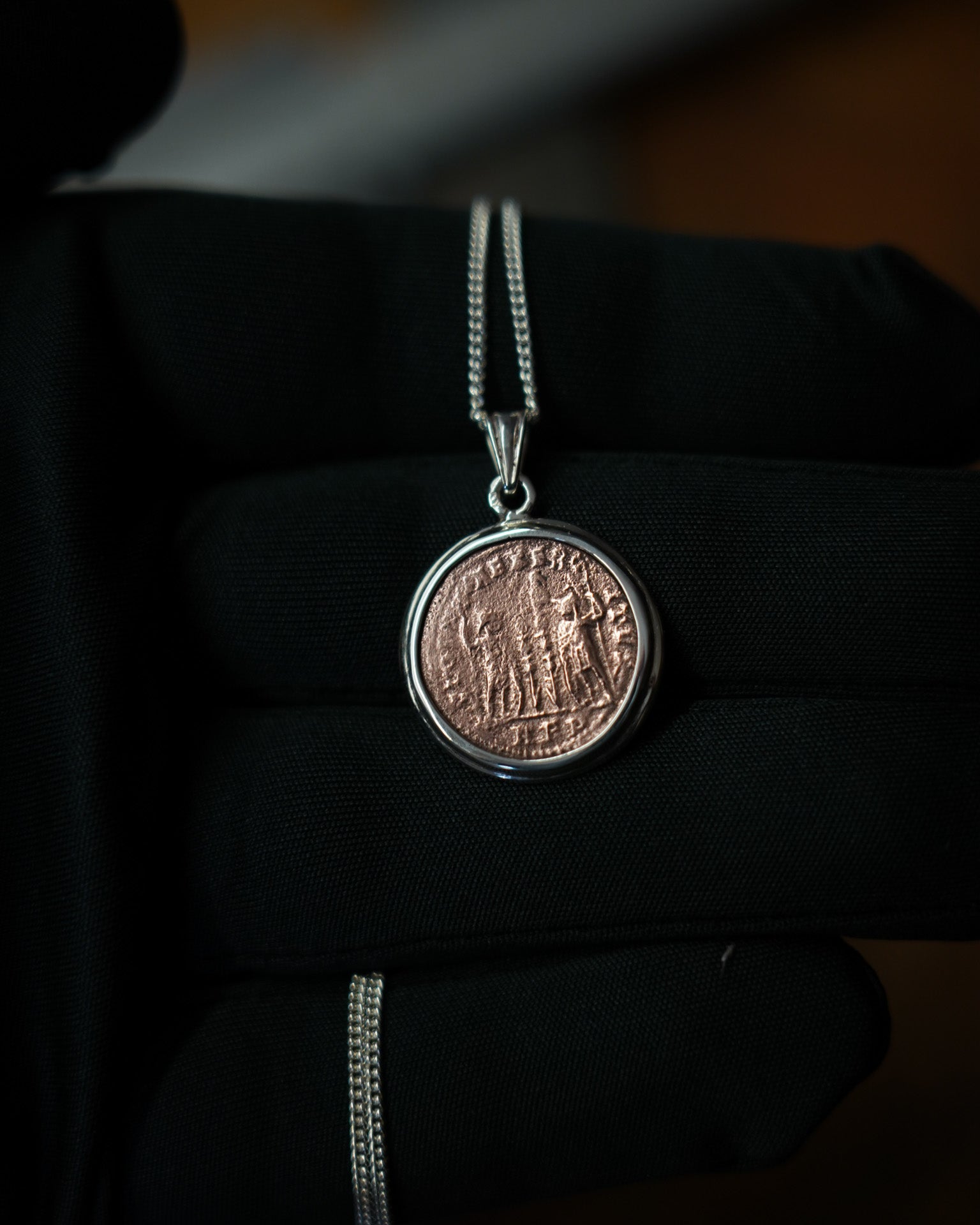 Les gardiens de Rome : un pendentif réalisé à partir d'une véritable monnaie romaine