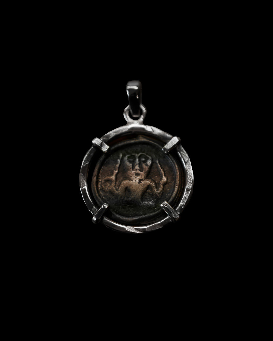 Pendentif Unique : L’Argent Rencontre l’Histoire avec un Potin Gaulois