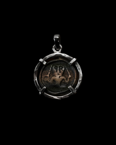 Pendentif Unique : L’Argent Rencontre l’Histoire avec un Potin Gaulois