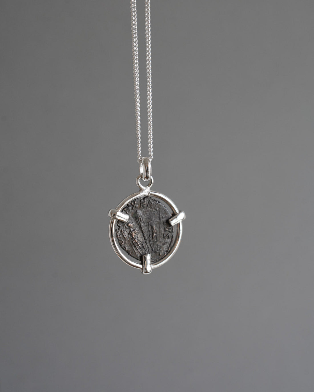 Pendentif en argent – Monnaie romaine de Constance II (340 ap. J.-C.)