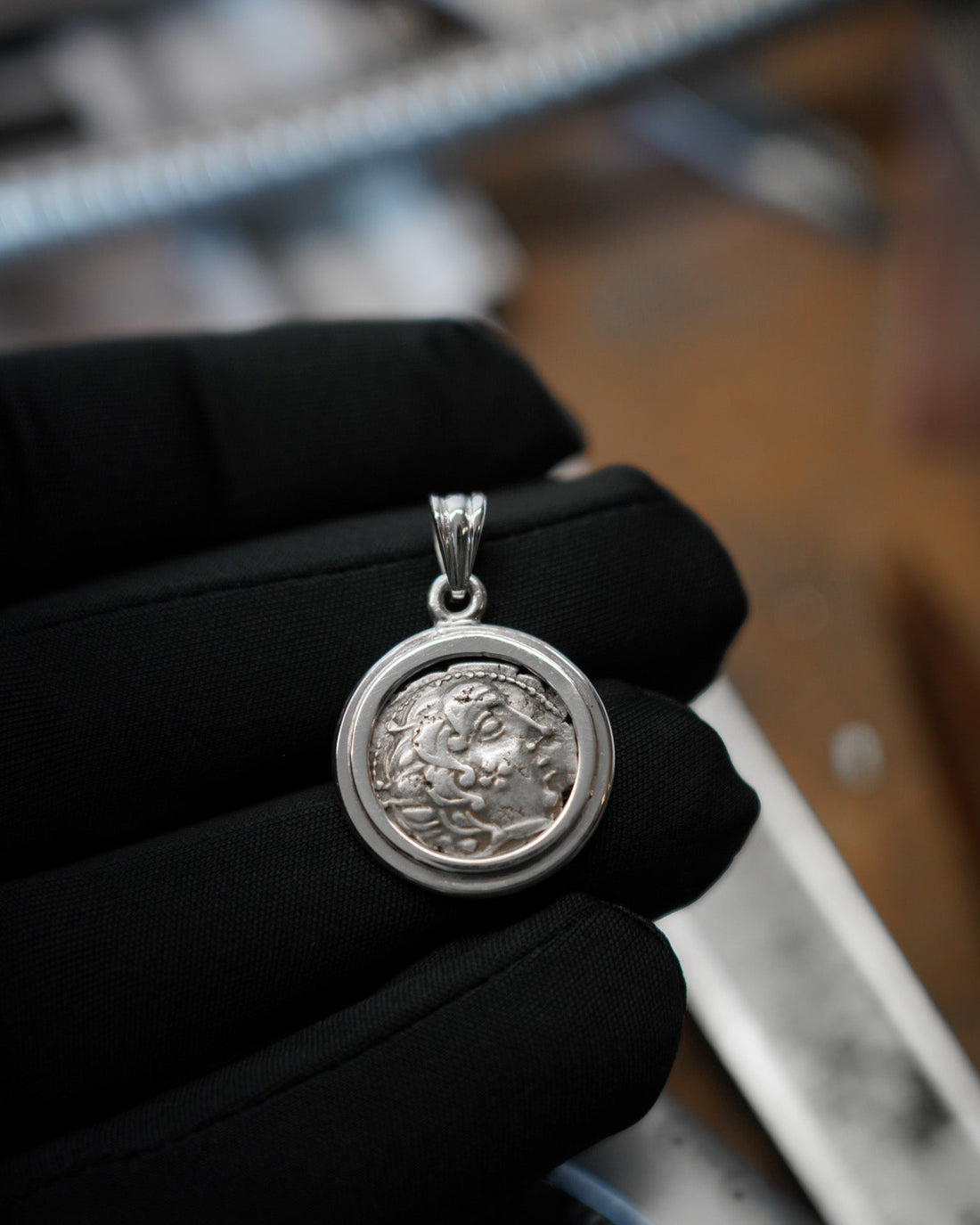 Aux origines : pendentif en argent et véritable drachme gauloise (-80 / -60 av. J.-C.)