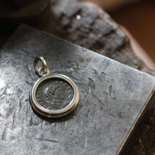 Charger l&#39;image dans la galerie, Pendentif Romain Antique en Argent 925/1000 - Bijou Historique et Authentique
