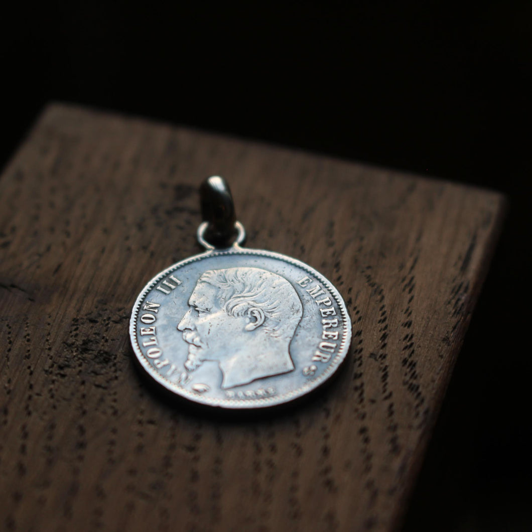 Plongez dans l'histoire avec notre pendentif pièce Napoléon III en argent