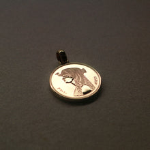 Charger l&#39;image dans la galerie, Pendentif Egyptien avec le portrait de Cléopâtre
