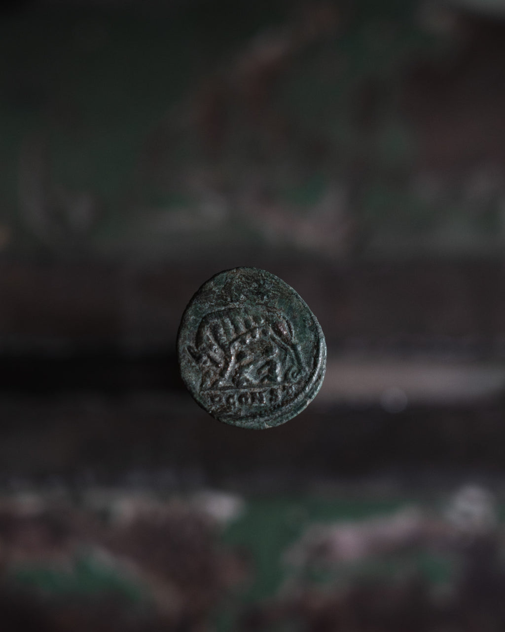 Pendentif "Les Fils de la Louve" – Création unique en argent et monnaie romaine (333 après J.C.)