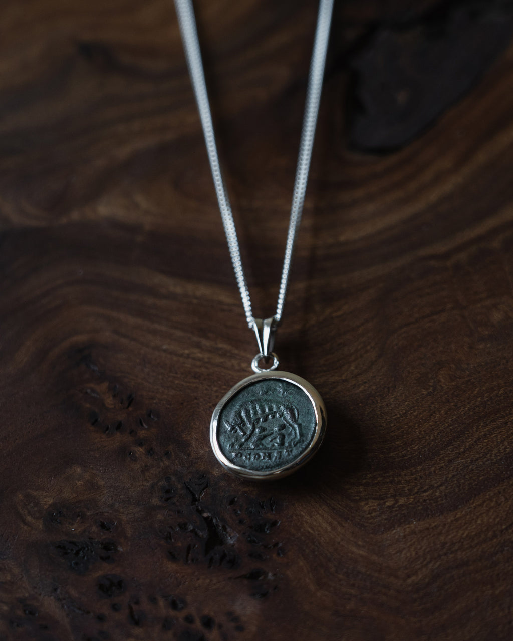 Pendentif "Les Fils de la Louve" – Création unique en argent et monnaie romaine (333 après J.C.)