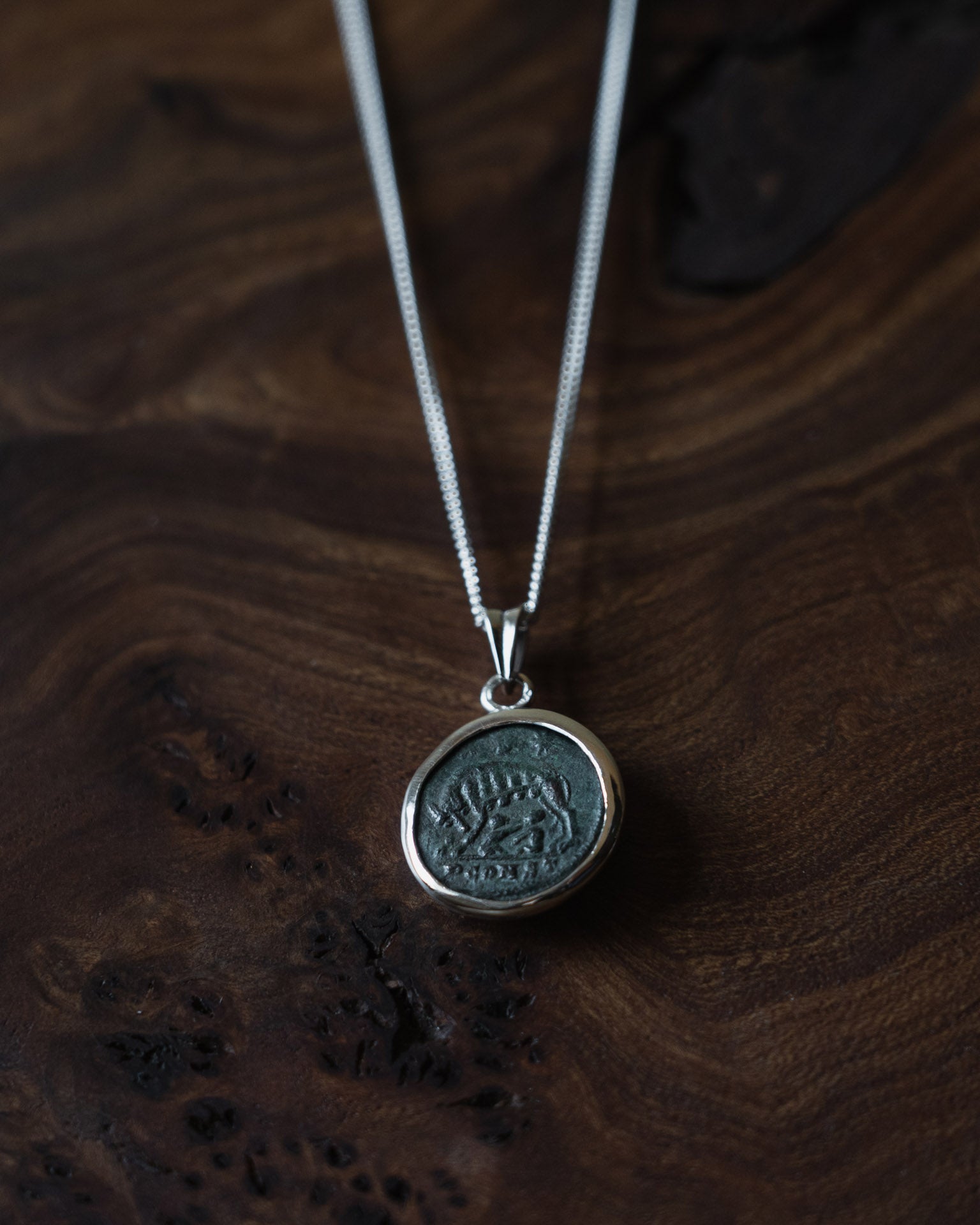 Pendentif "Les Fils de la Louve" – Création unique en argent et monnaie romaine (333 après J.C.)