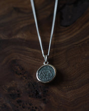 Charger l&#39;image dans la galerie, Pendentif &quot;Les Fils de la Louve&quot; – Création unique en argent et monnaie romaine (333 après J.C.)
