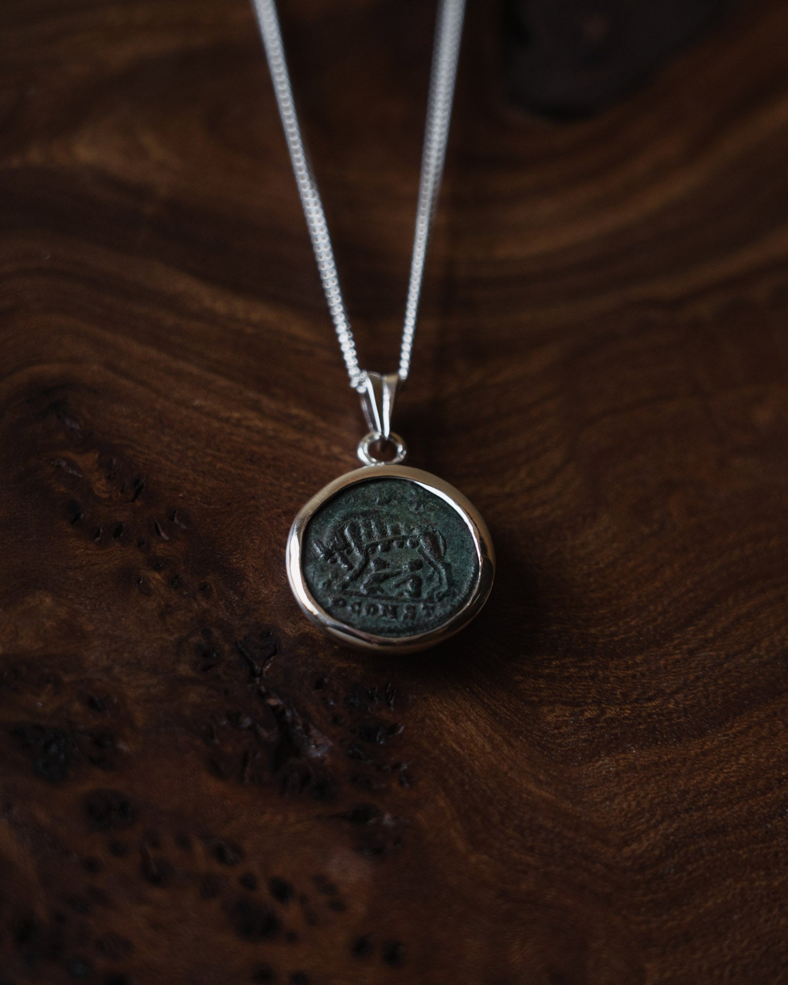 Pendentif "Les Fils de la Louve" – Création unique en argent et monnaie romaine (333 après J.C.)
