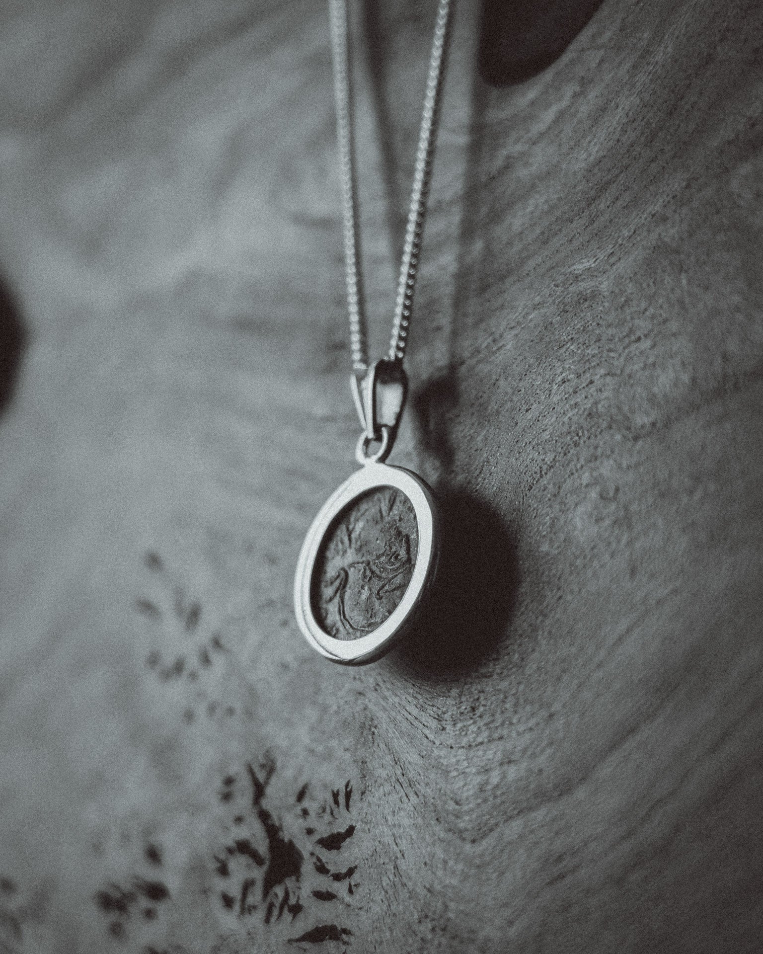 Pendentif "Les Fils de la Louve" – Création unique en argent et monnaie romaine (333 après J.C.)
