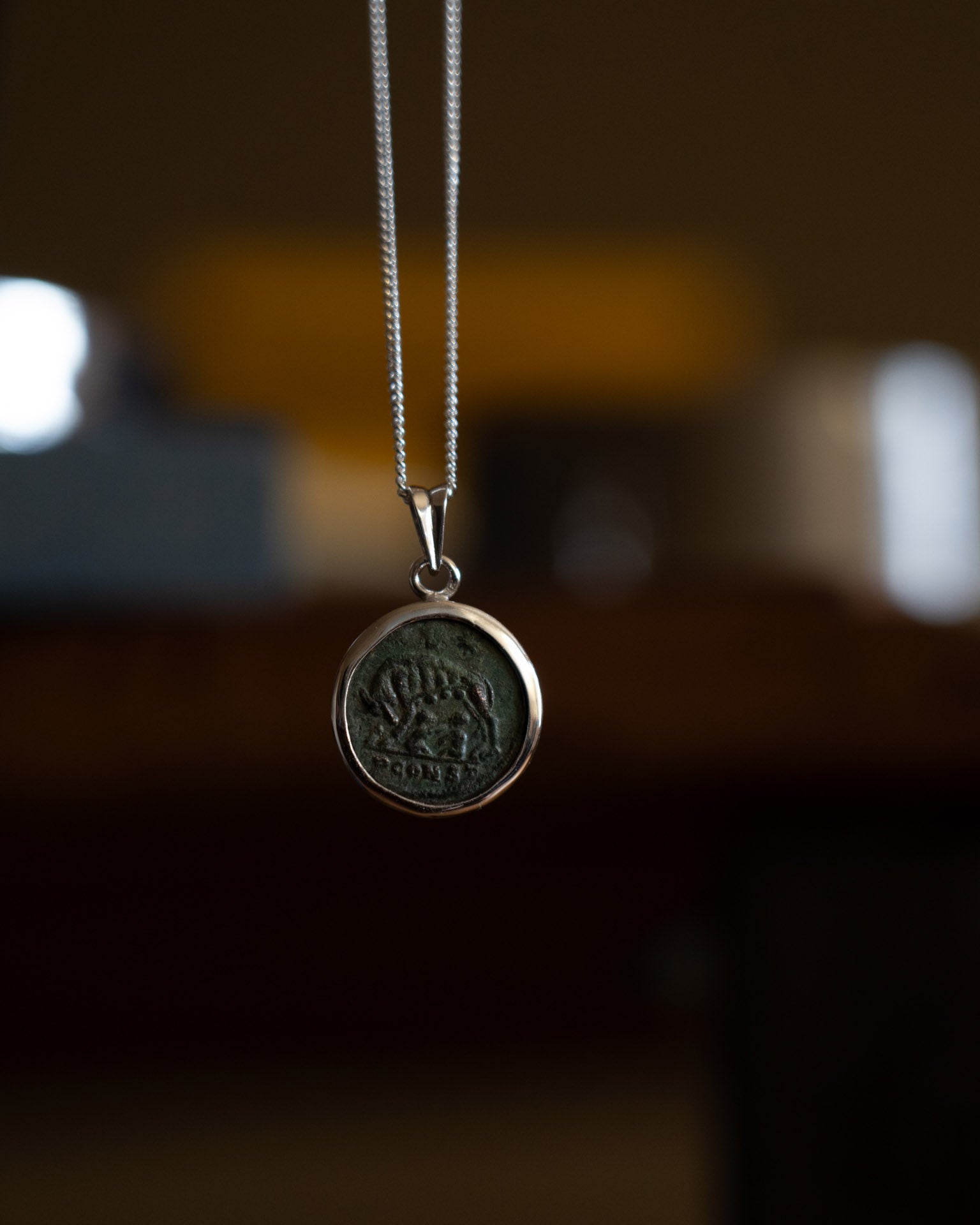 Pendentif "Les Fils de la Louve" – Création unique en argent et monnaie romaine (333 après J.C.)