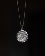 Charger l&#39;image dans la galerie, Pendentif Romain “Sol en Mouvement” – Création unique
