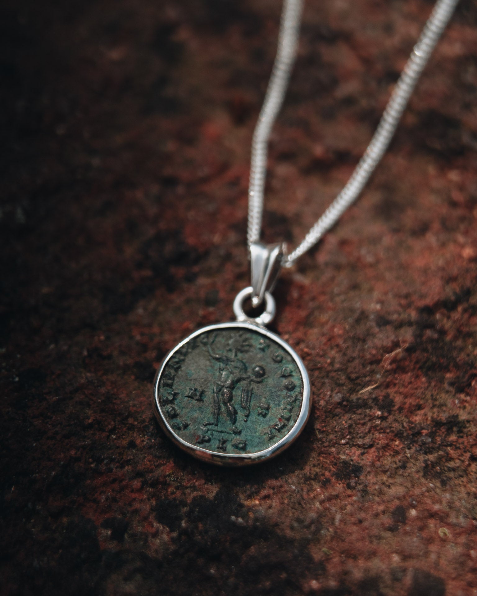 Pendentif "Soli Invicto Comiti" – Création unique en argent et monnaie romaine (316 après J.C.)