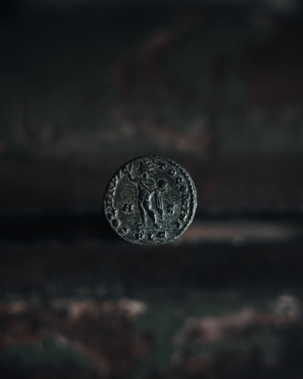 Pendentif "Soli Invicto Comiti" – Création unique en argent et monnaie romaine (316 après J.C.)