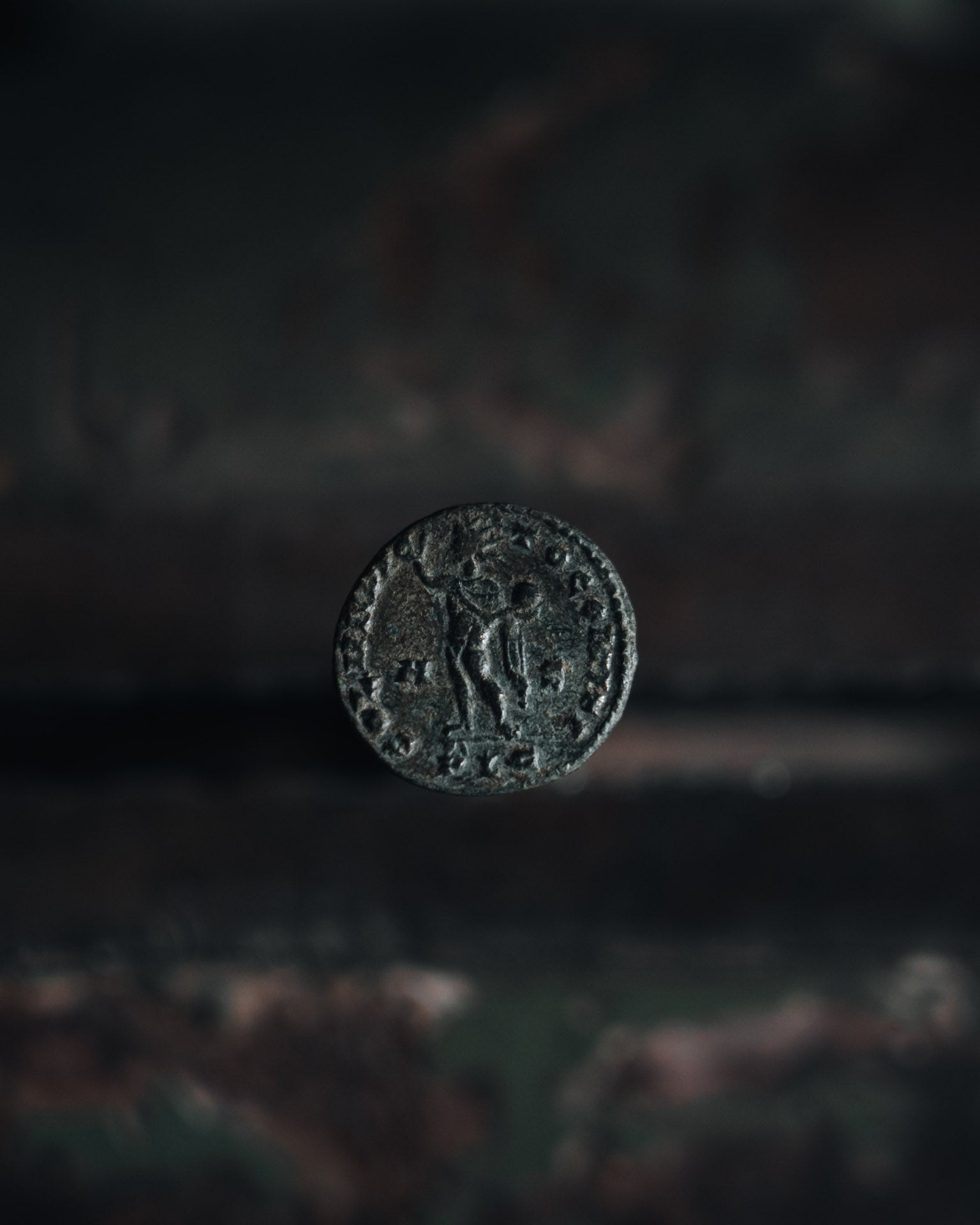 Pendentif "Soli Invicto Comiti" – Création unique en argent et monnaie romaine (316 après J.C.)