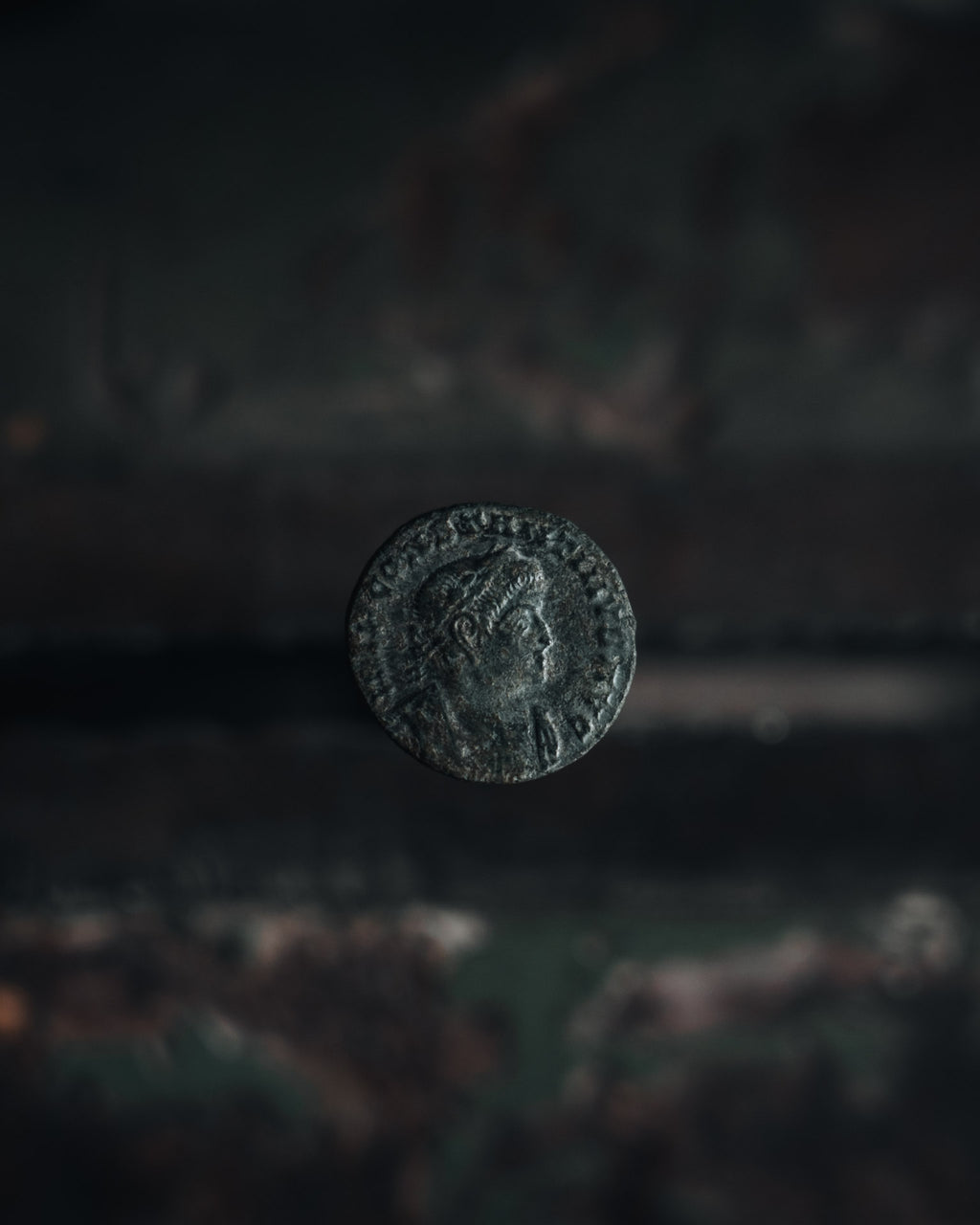 Pendentif "Soli Invicto Comiti" – Création unique en argent et monnaie romaine (316 après J.C.)