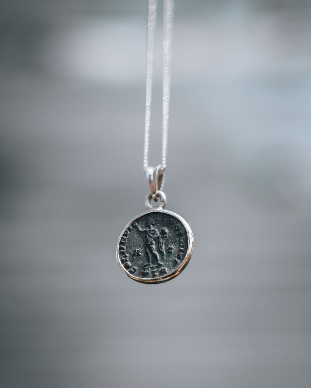 Pendentif "Soli Invicto Comiti" – Création unique en argent et monnaie romaine (316 après J.C.)