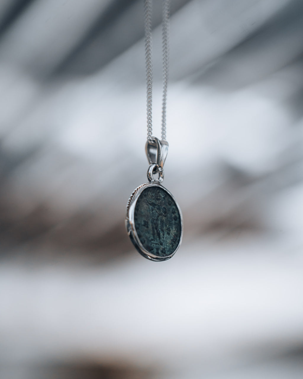 Pendentif "Soli Invicto Comiti" – Création unique en argent et monnaie romaine (316 après J.C.)