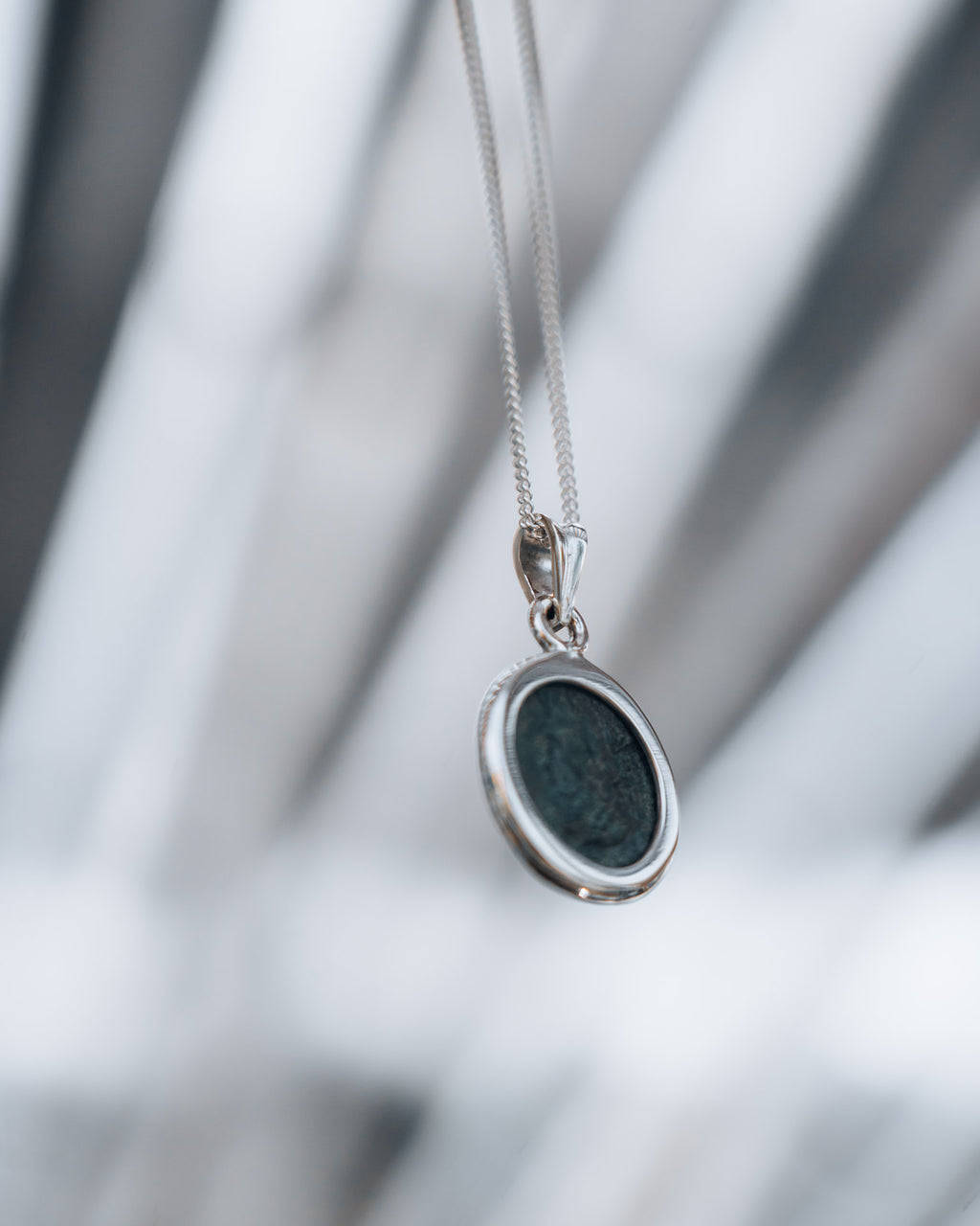 Pendentif "Soli Invicto Comiti" – Création unique en argent et monnaie romaine (316 après J.C.)