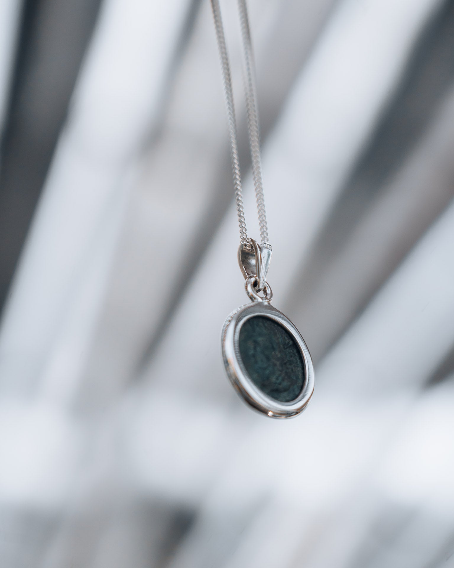Pendentif "Soli Invicto Comiti" – Création unique en argent et monnaie romaine (316 après J.C.)