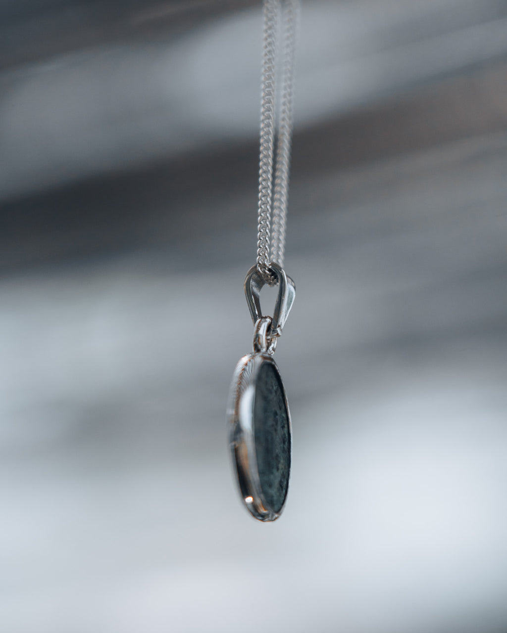 Pendentif "Soli Invicto Comiti" – Création unique en argent et monnaie romaine (316 après J.C.)