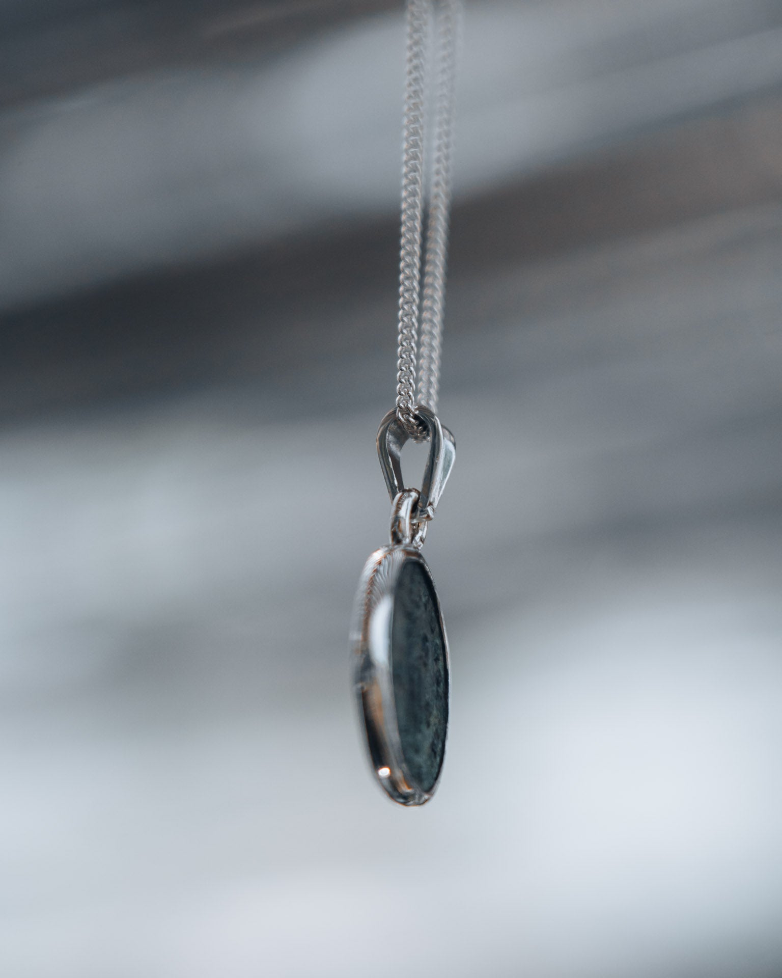 Pendentif "Soli Invicto Comiti" – Création unique en argent et monnaie romaine (316 après J.C.)