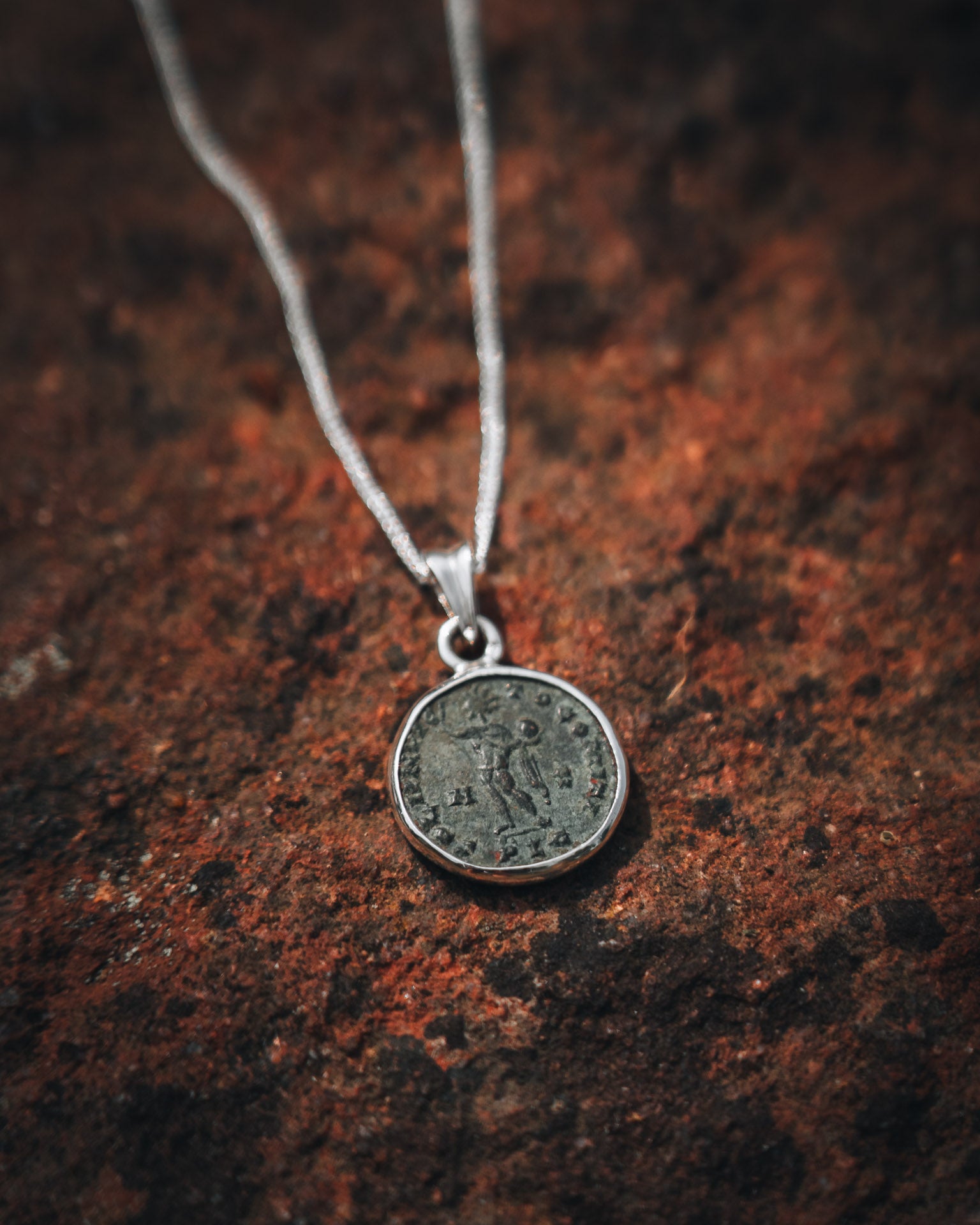 Pendentif "Soli Invicto Comiti" – Création unique en argent et monnaie romaine (316 après J.C.)