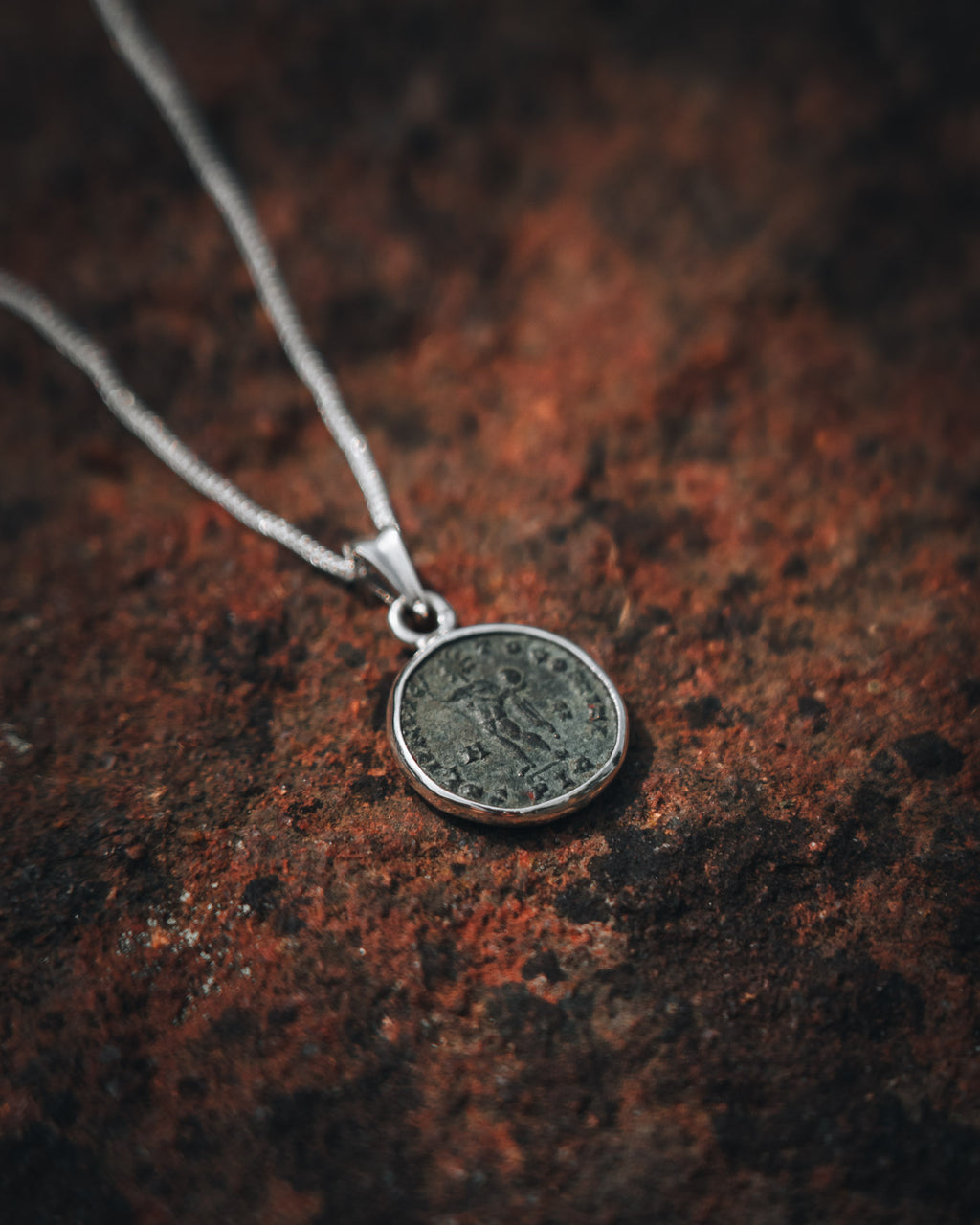 Pendentif "Soli Invicto Comiti" – Création unique en argent et monnaie romaine (316 après J.C.)