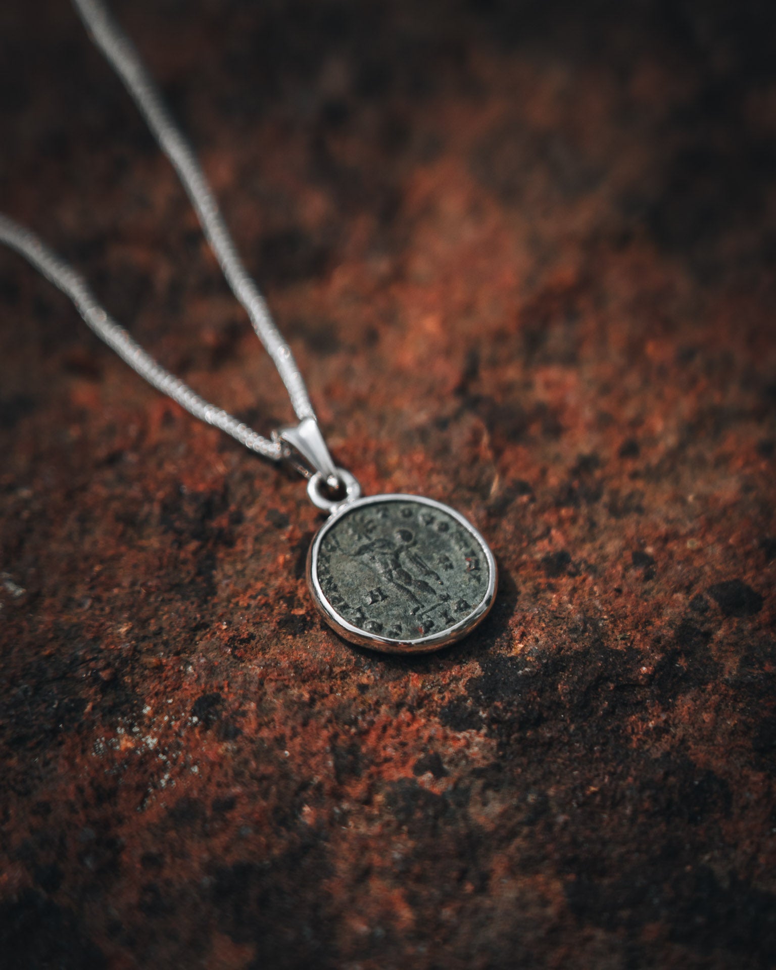 Pendentif "Soli Invicto Comiti" – Création unique en argent et monnaie romaine (316 après J.C.)
